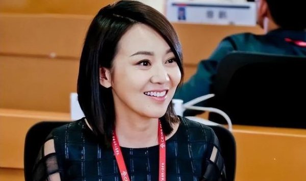 中金宸大 闫妮54岁仍单身，三段姐弟恋全告吹，独自拉扯女儿成才